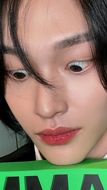 朴元彬眼睛瞪很大之這看起來好好吃小卡自印團👀