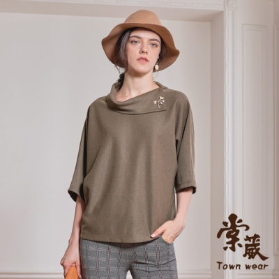 典雅絲光彈性面料 精緻珍珠飾品點綴 顯瘦剪裁設計