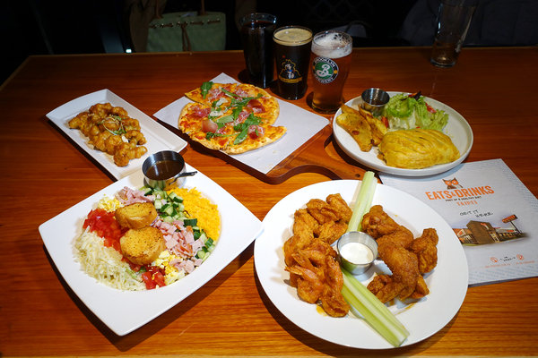 Hooters信義店-遠百信義A13餐廳推薦，HOOTERS美式餐廳大遠百14樓信義店，近看101及百萬級景觀的遠百深夜食堂，遠百信義A13聚餐餐廳