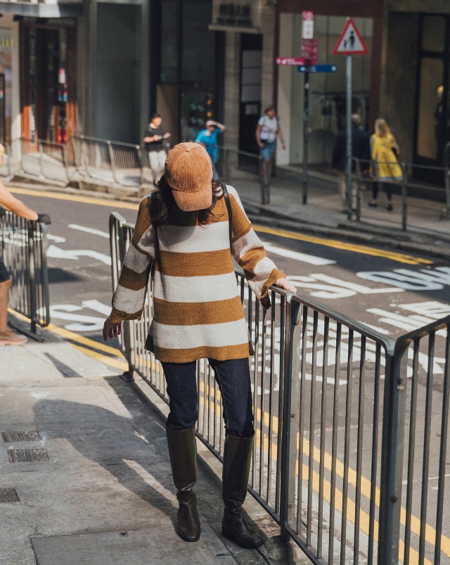 腰內側有彈性鬆緊帶/黃色車線/褲口不修邊/直筒修身版型