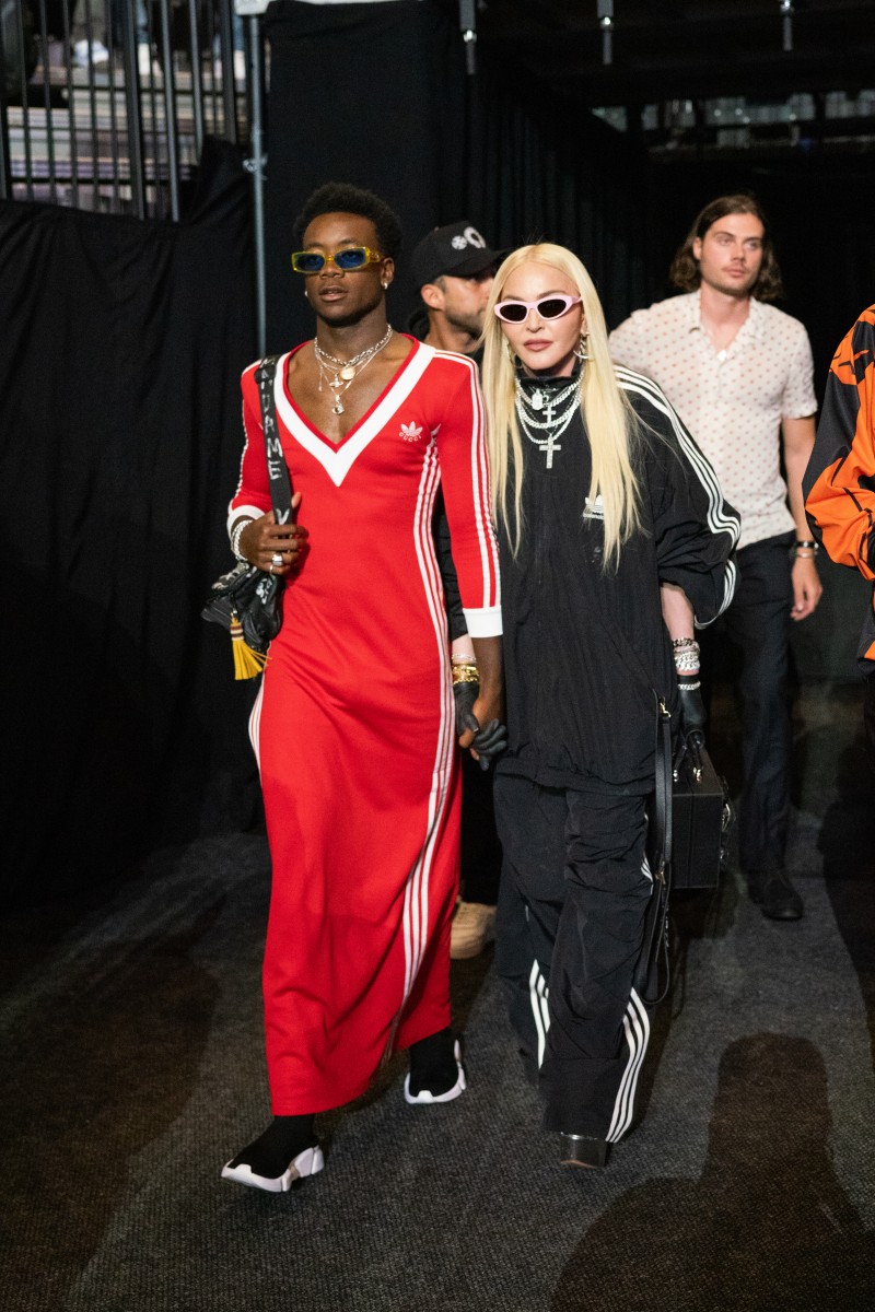 マドンナの息子デヴィッド 母が30年前に披露したアディダスのドレススタイルを再現 Spur News