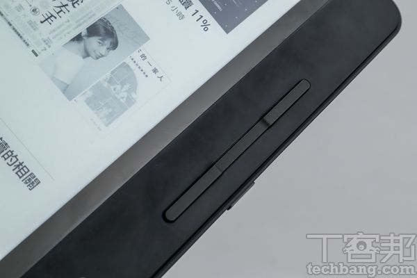 翻頁鍵按鍵僅略為突起但不會刮手，且回饋及靈敏度適中，不容易誤按。