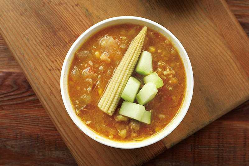 「野菜咖哩豬肉醬燉湯」是以甘味咖哩醬加上多種蔬果和豬絞肉，攪煮而成濃湯，配麵包或飯麵都棒！（150元）（圖／于魯光）
