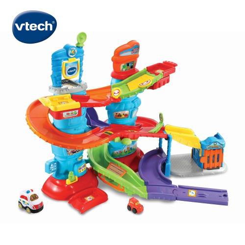 6110160100491美國 Vtech 嘟嘟車系列-警察巡邏塔軌道組商品特色:‧雙坡道雙起點，分別發射警車和逃亡小車，警車可透過隱藏的減速帶、特技隧道、路徑切換器和其他障礙物追捕逃亡小車。‧６個智