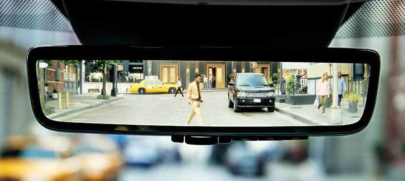 ClearSight電子後視鏡，透過車頂天線內的防水鏡頭，將後方視野傳送到隱傳統照後鏡面後方的高解析度彩色螢幕。（圖／業者提供）