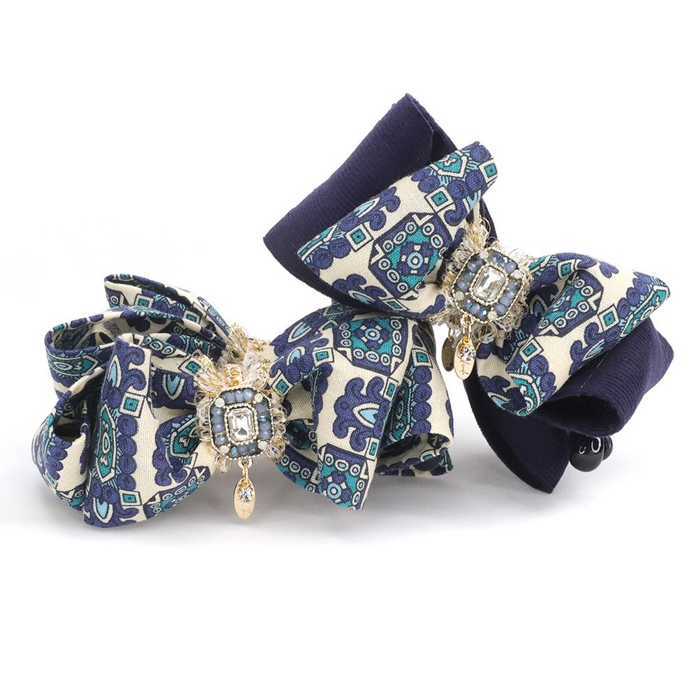 花田囍飾捨得用最好的原物料來提升香蕉夾的彈性，耐用、不易斷、不分髮量的獨特，彈性極佳，可以輕鬆綁包包頭、法式包頭、馬尾、公主頭，如果妳的髮量偏少也不必擔心太鬆的問題，夾起馬尾一整天也不易鬆落唷，輕鬆取