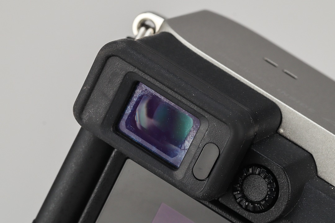 觀景窗為 236 萬點 XGA，為塞進狹小的機身放大率降低至 0.59x。