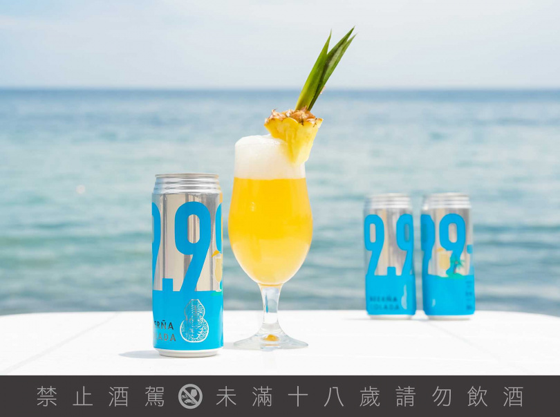 「BEERÑA COLADA 啤拿可樂達」用鳳梨與椰子風味傳遞熱帶風情的微醺。（圖片提供／臺虎精釀）