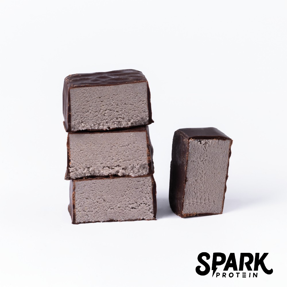 ＊本商品預設為常溫運送，天然巧克力製品如遇夏季炎熱天氣運送中可能有融化狀況，請冷藏降溫後食用＊緊湊的生活經常逼的我們沒時間或很晚才吃飯，肚子餓了只能隨便吃個零食餅乾果腹。每每壓力一大，就會想吃點好吃的