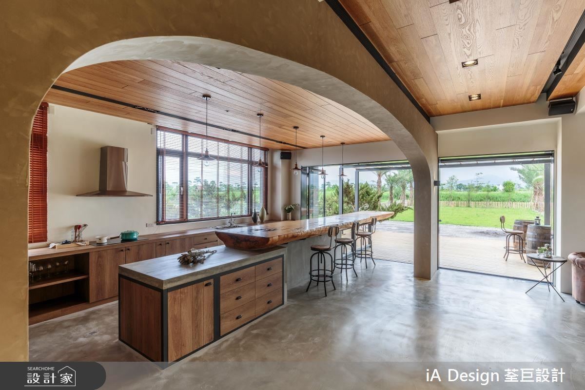拱門的造型元素，為空間注入了鄉村風的氣息，抬頭觀看木造天花板的紋理，視線往外延伸到戶外的綠地，營造出內外一體的自然空間氛圍。