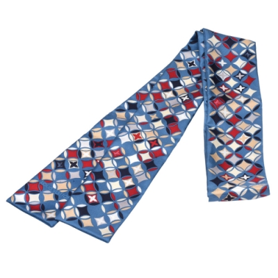 ★CONFIDENTIAL系列 ★Monogram圖案為背景 ★為裝扮增添大膽鮮明的風味 ★100%真絲材質，建議乾洗