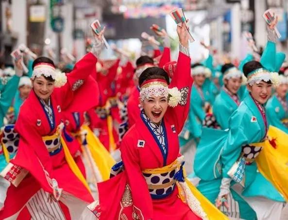 高知縣 夜來祭 因疫情67年來首次停辦 警察大跳夜來舞還秀地板動作 為民眾加油打氣 Walker Line Today