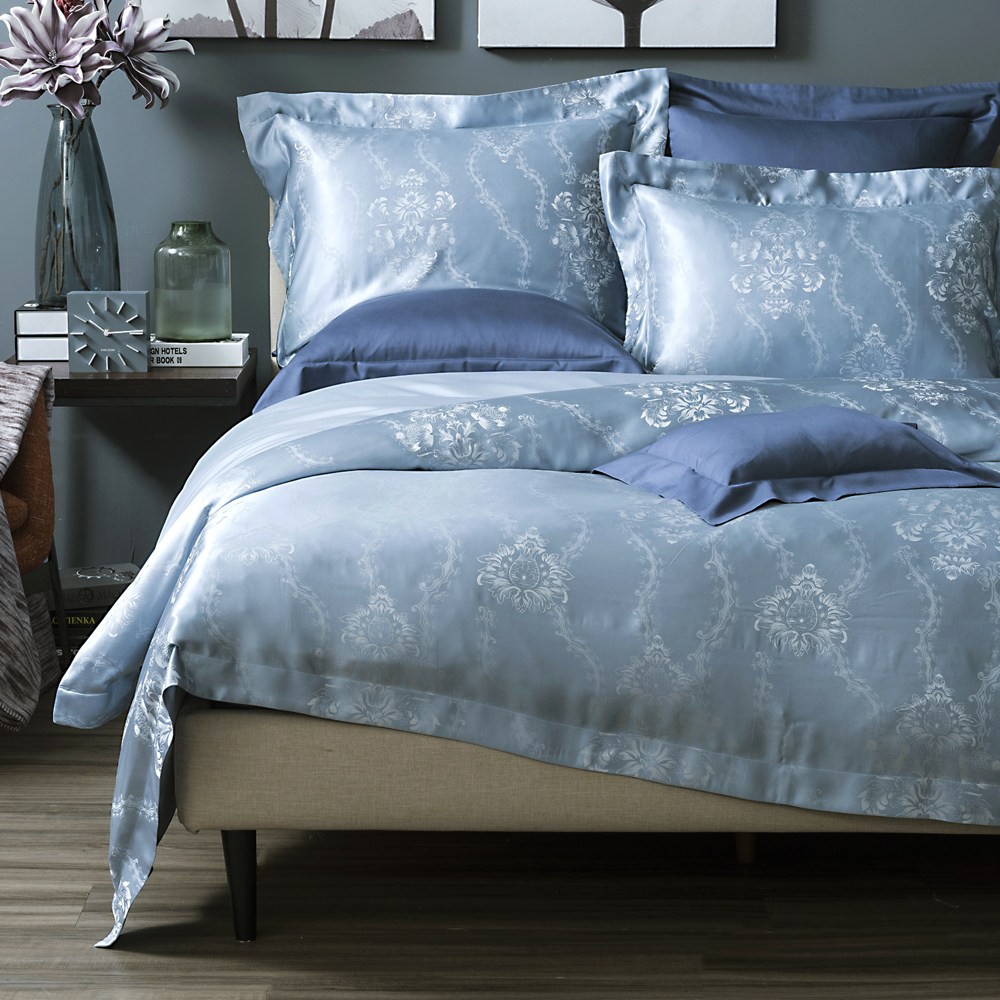 【商品特色】和樂自有品牌產品典雅花色，優雅大方布面親膚觸感，手感柔軟緹花工藝細膩別緻，高質感呈現圖案角度不同有不同色調，如夢似幻透氣舒適，享受睡眠美學天絲+蠶絲材質，強韌、吸濕、保暖、親膚性內容物 -