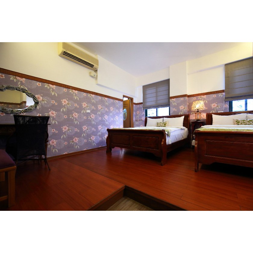 位在花蓮市鬧區唯一有行道樹的公園路上，僅要步行一分鐘就能夠進入最熱鬧的花蓮市中心鬧區，歡迎來到玫瑰花園民宿。從民宿出發，僅需二分鐘車程，即可到達花蓮市旁的一處海景沙灘，趁著這陽光，享受自在的美好。滿室