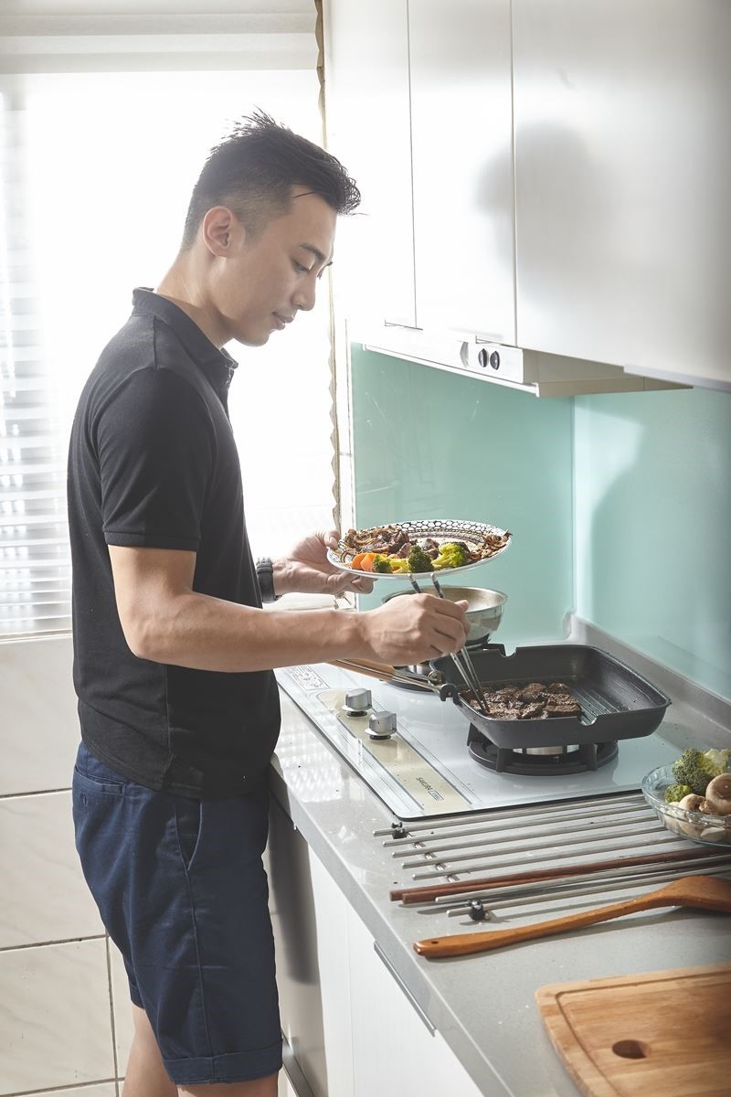 這間15年中古屋，當初購屋沿用建商配置的餐廚設備，小