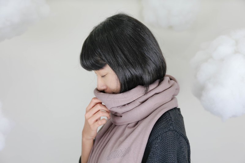 棉被圍巾看起來是圍巾 他的祕密身分其實是一條小被被 是大被子派來護送你賴床的小弟！