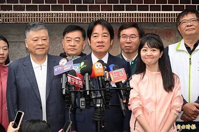 民進黨總統參選人賴清德(中)及立委參選人高嘉瑜(右二)今天一同至內湖碧山巖開漳聖王廟參香，賴清德再次強調全黨百分之百支持高嘉瑜。(記者田裕華攝)