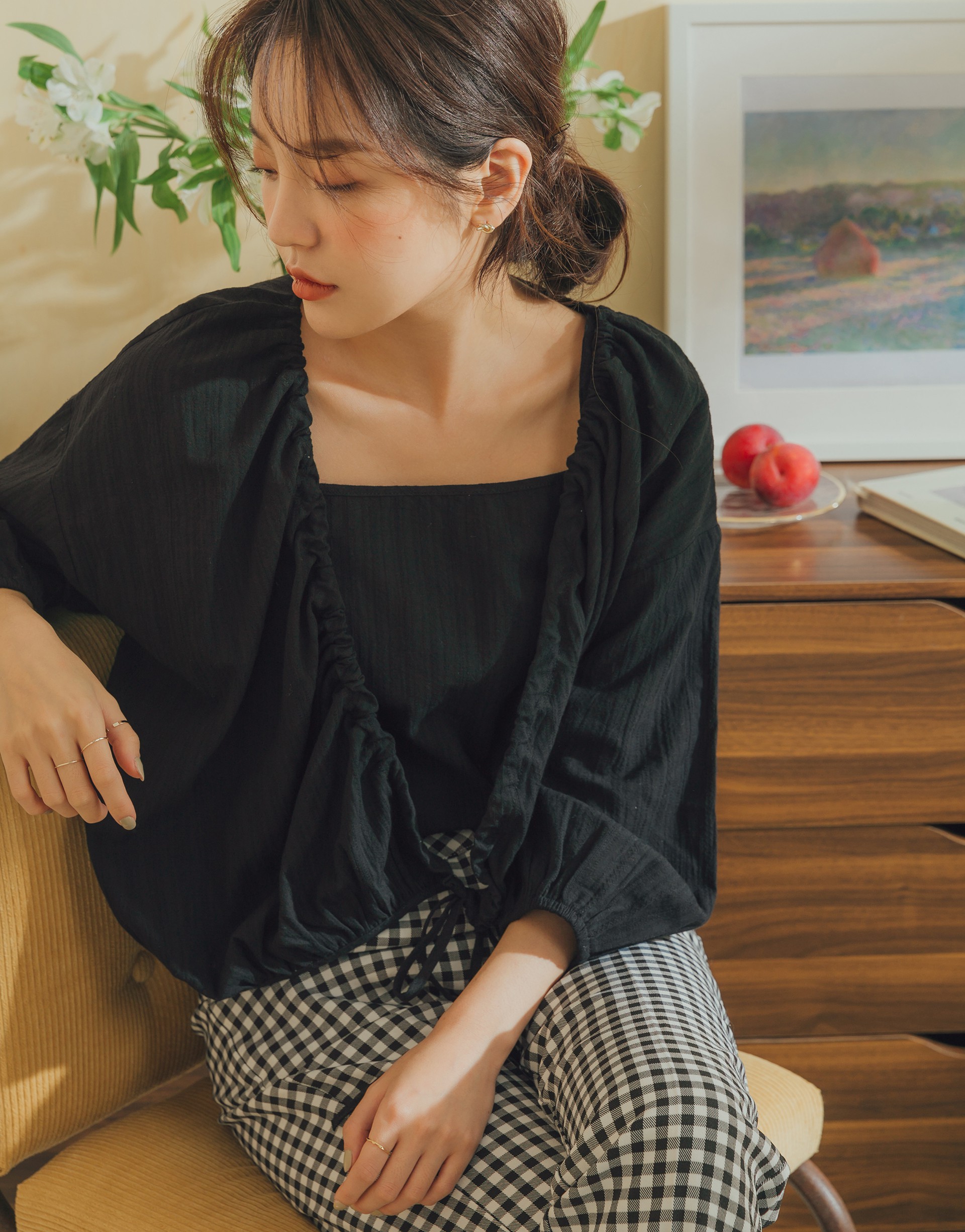 細肩帶+小外套上衣/細肩帶不可調/小外套抽繩設計，可自行調整抽褶部分/袖口鬆緊帶蓬蓬袖設計