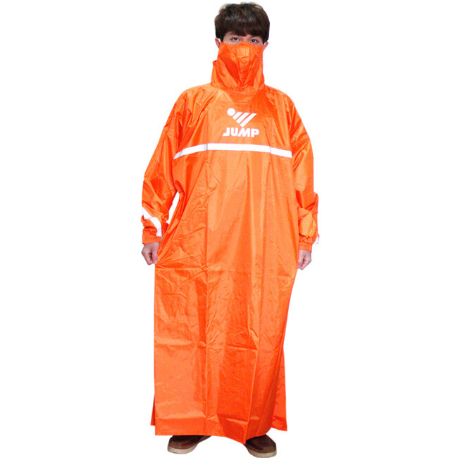 反穿快速，口罩不怕被雨淋濕 JUMP將門，一個追求品質與流行風格的台灣雨衣品牌，不斷的自我要求與創新。提供消費者全品項雨衣，各式樣及各尺寸選擇。我們知道下雨天的不方便，所以我們提供您方便又好用的雨衣，