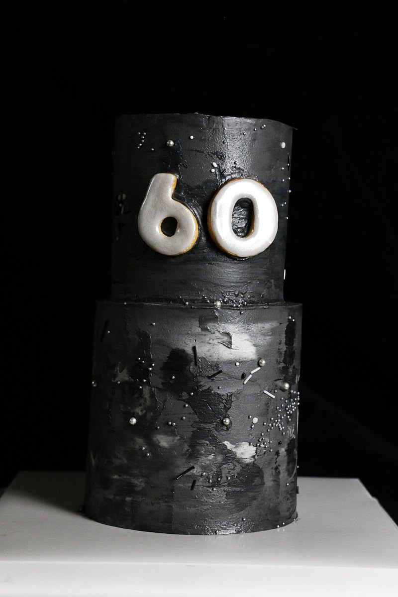 完全量身訂做的客製化蛋糕，請訊息討論勿直接下單。 須提前兩個禮拜下訂。價格因口味、造型設計而有所調整。 請主動告知人數、需求（如節慶、生日、一首最喜歡的歌、特殊含意景點、一張照片、一幅畫等）配色，有助