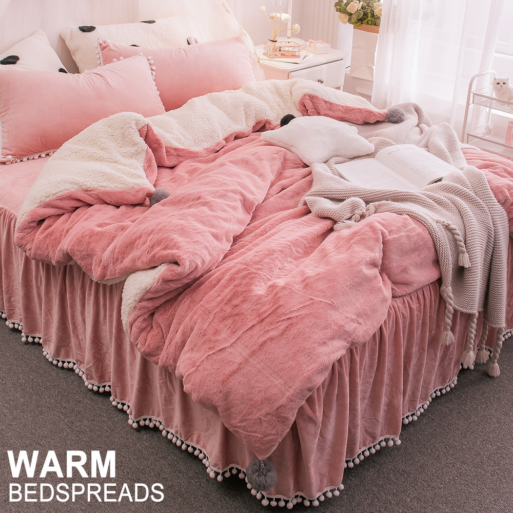 商品特色 四角搭配可拆式梨花球俏皮浪漫 雙層兔兔絨公主風浪漫床裙下方裙襬採用日系梨花小絨球滾花邊設計! 如兔毛般質感的織物-兔兔絨絨毛細密柔滑織品和肌膚接觸無刺激防靜電設計更安心! 兔兔工藝織物經過縮