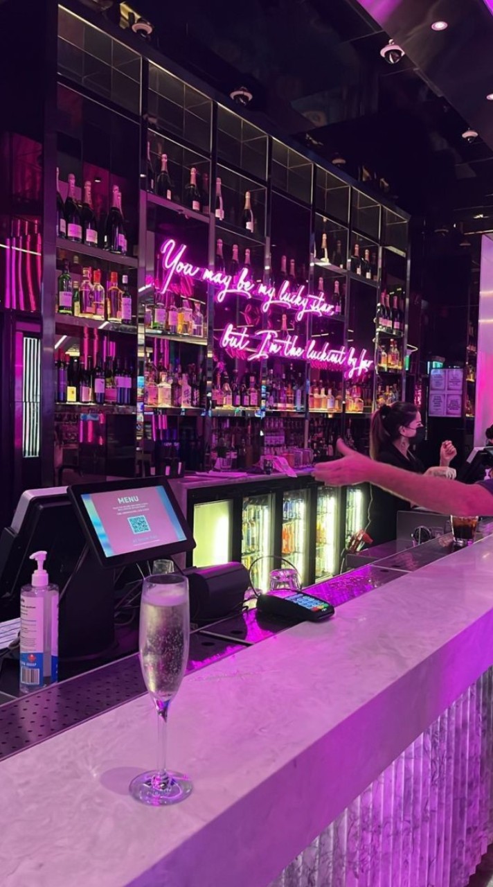 🥂: 𝑪𝒉𝒓𝒊𝒔𝒕𝒊𝒂𝒏 𝒑𝒖𝒃 🥃
