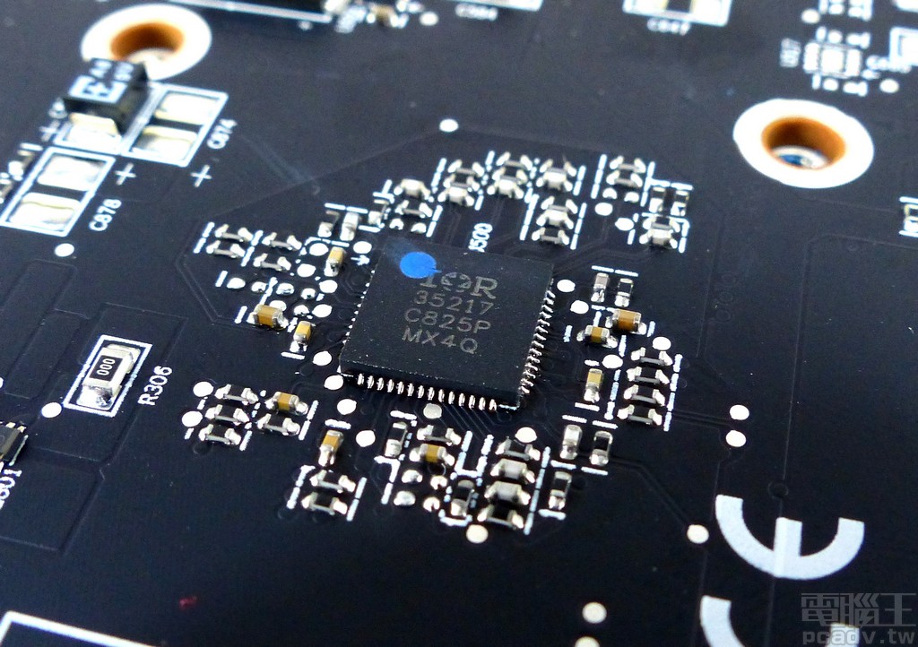電路板共有 2 顆 IR35217 數位多相控制器，1 顆負責顯示晶片，另 1 顆負責記憶體
