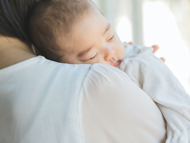 赤ちゃんの縦抱きはいつからできる 縦抱きで泣きやむって本当 ママリ Mamari