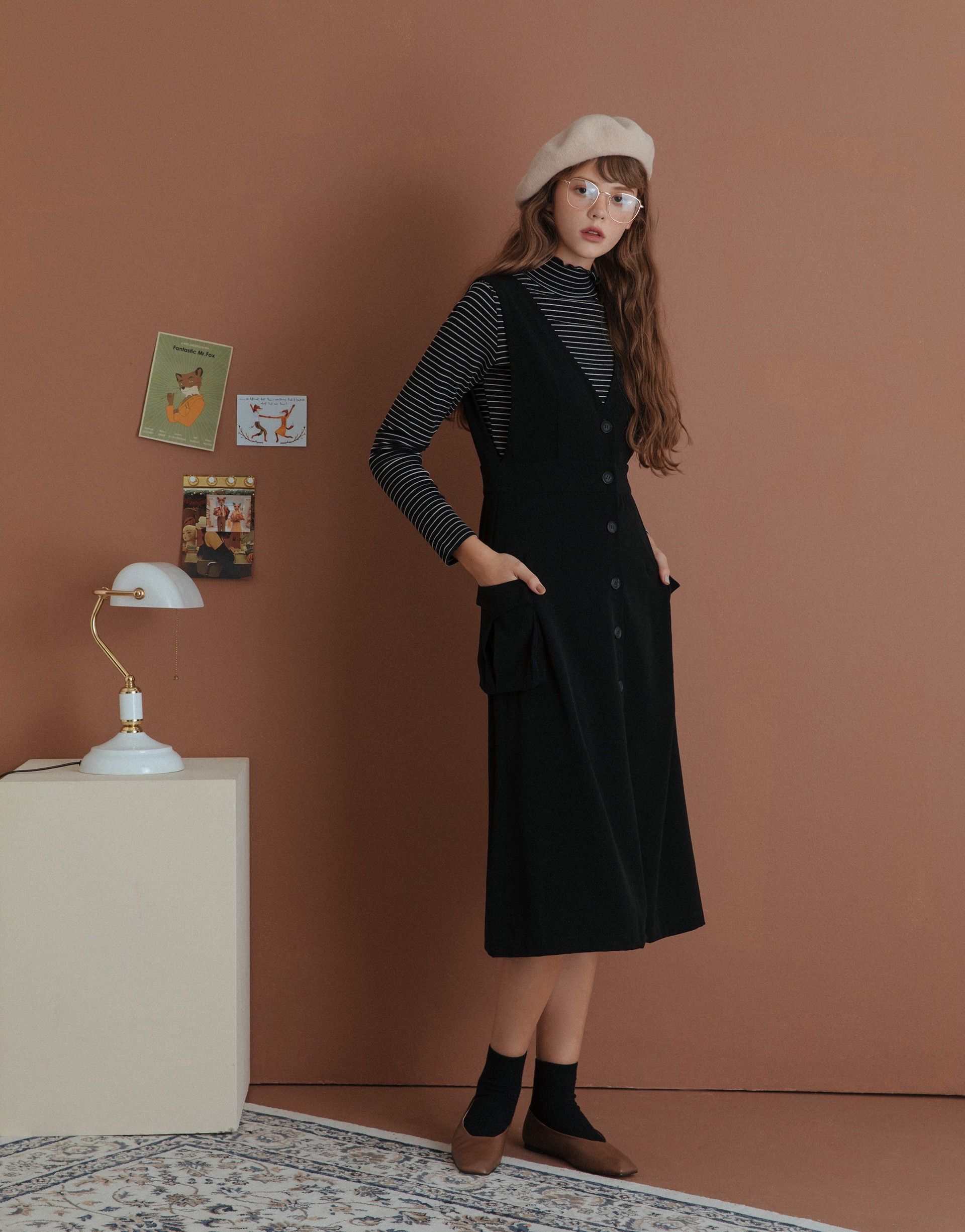 舒適質感面料/V領造型/前胸可開釦/兩側皆有口袋/裙子有裡布