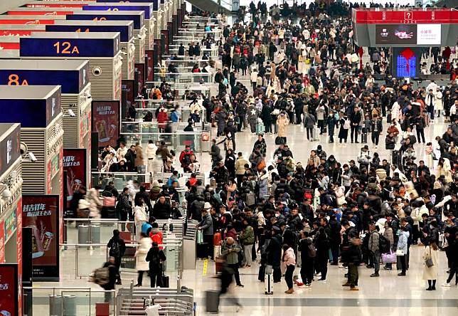 Passengers wait to board their trains at Zhengzhou East Railway Station in Zhengzhou, central China's Henan Province, Jan. 26, 2024. (Xinhua/Li An)