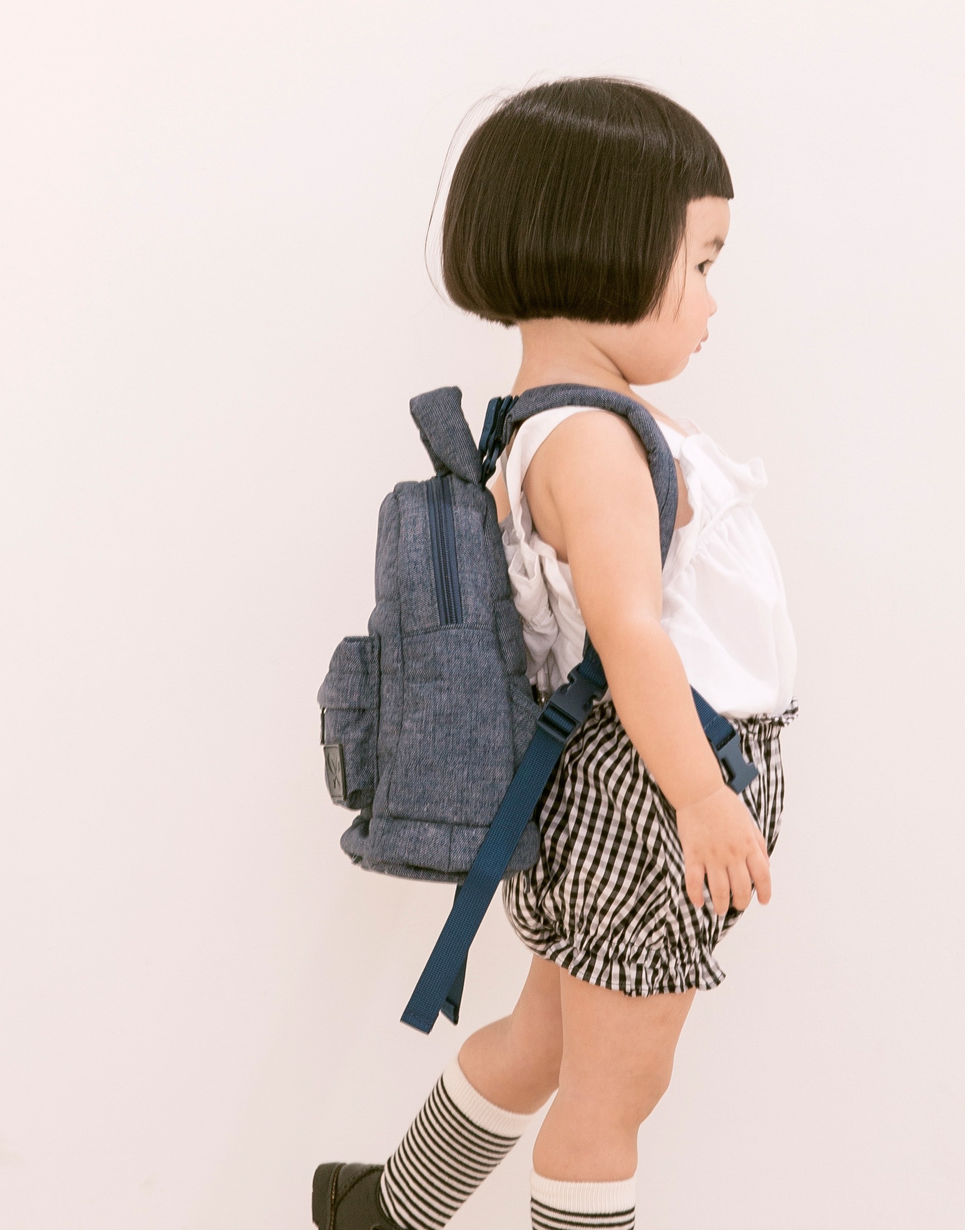 兩用可拆式背帶，大人小孩皆可背、輕盈的空氣質感背包、包包內夾層和拉鍊袋可放置小物品 、附有背扣，可防止背帶滑落問題 、附上防走失牽繩，增加安全性