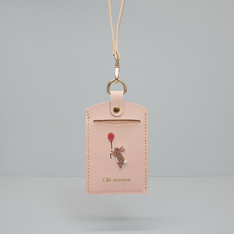 Clémence皆可以訂製顏色與小動物圖案 歡迎私訊詢問唷！ 手機殼上的珠珠皆為一針一顆珠子縫製而成的，十分的耗時但也十分的可愛 ♥ 珠子都是採用日本的進口珠，光澤第一名✮