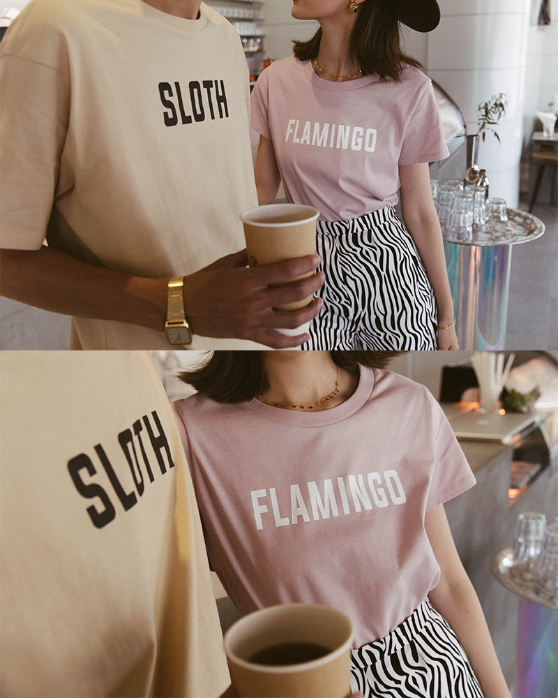 前字母印刷商品長度/適中商品版型/適中商品厚薄/適中商品彈性/佳*深色布料因穿著時接觸人體溫度及洗滌後有脫色及染劑移染狀況，第一次下水脫色為正常現象。*字體印花設計，建議翻面洗滌避免印花摩擦(使用洗衣