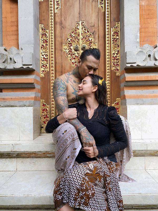 Jerinx SID dan Nora Alexandra. (Foto: Dok. Twitter @vlaminora)