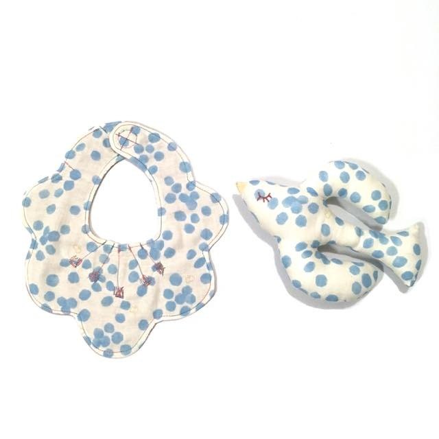 [Niginigi嘎嘎] 推薦寶寶的第一件玩具。 在愉快的鈴聲給人安全感的孩子，我也認為你高興的色彩鮮豔的圖案好奇寶寶和友好採取的臉刺繡和形狀。 適合在一個小手，就易於握持的設計。 [*風格形式，或顏