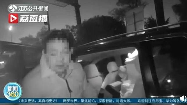 男子為將冰箱載回老家，竟要求妻子擠進後車廂。(圖／翻攝自江蘇新聞)