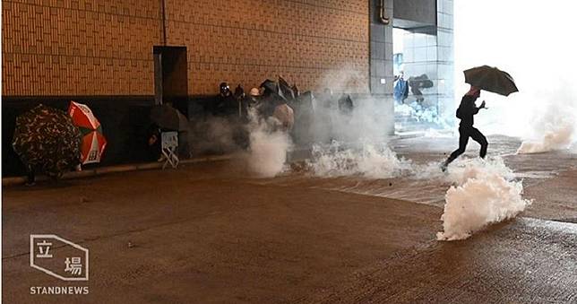 CNN：香港理大校門疑現「土製炸彈」　港警宣告將實彈還擊