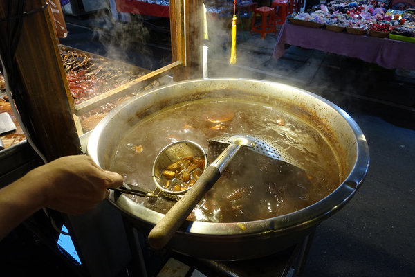 台北夜市滷味推薦-饒河街夜市撒旦牛滷味，饒河夜市好吃小吃，松山區銅板美食，饒河夜市加熱滷味，滷牛三寶、滷大腸好吃又入味 