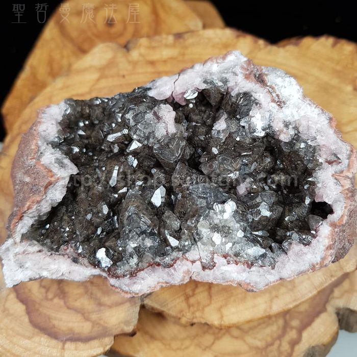 尺寸為面寬9.2公分*深3.8公分*高6.4公分（這個寶貝在粉紫水晶上共生覆蓋了黑方解石）