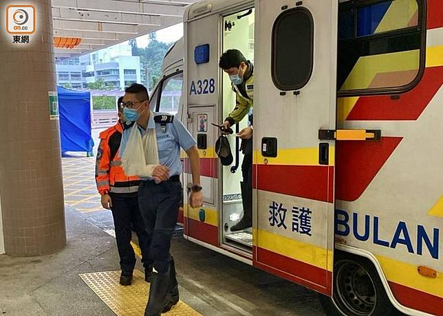 受傷警員送院治理。(李國健攝)