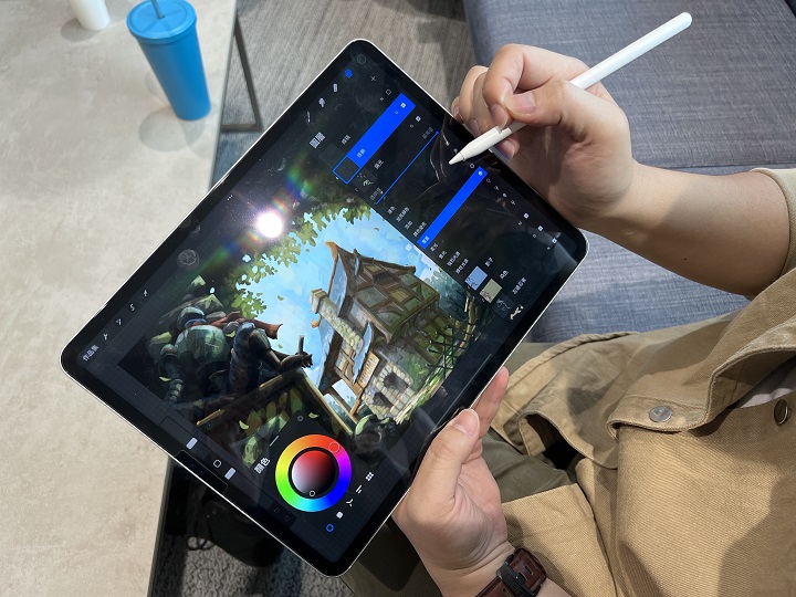 Procreate App 操作介面直覺，初學也很容易上手，再加上一次付費即可使用完整功能。