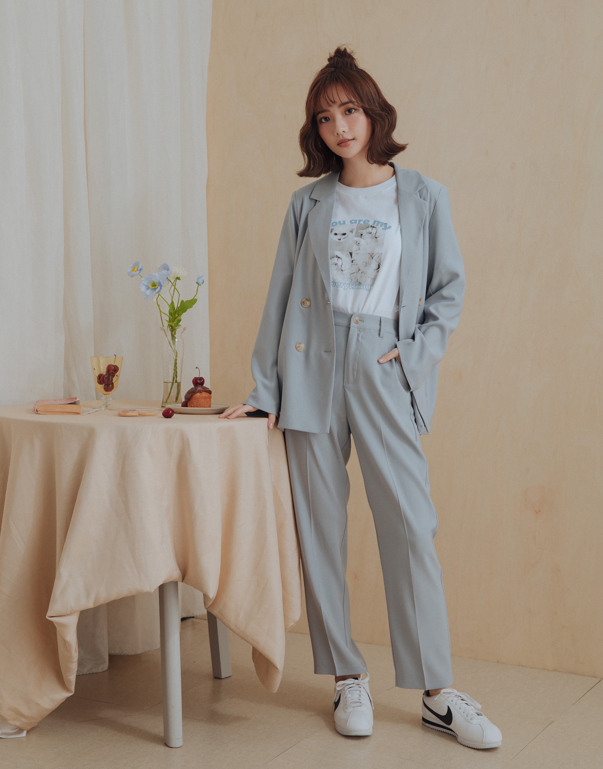 舒適質感面料/墊肩款式/兩側皆有口袋/翻領設計/有內裡/後中下擺開岔造型