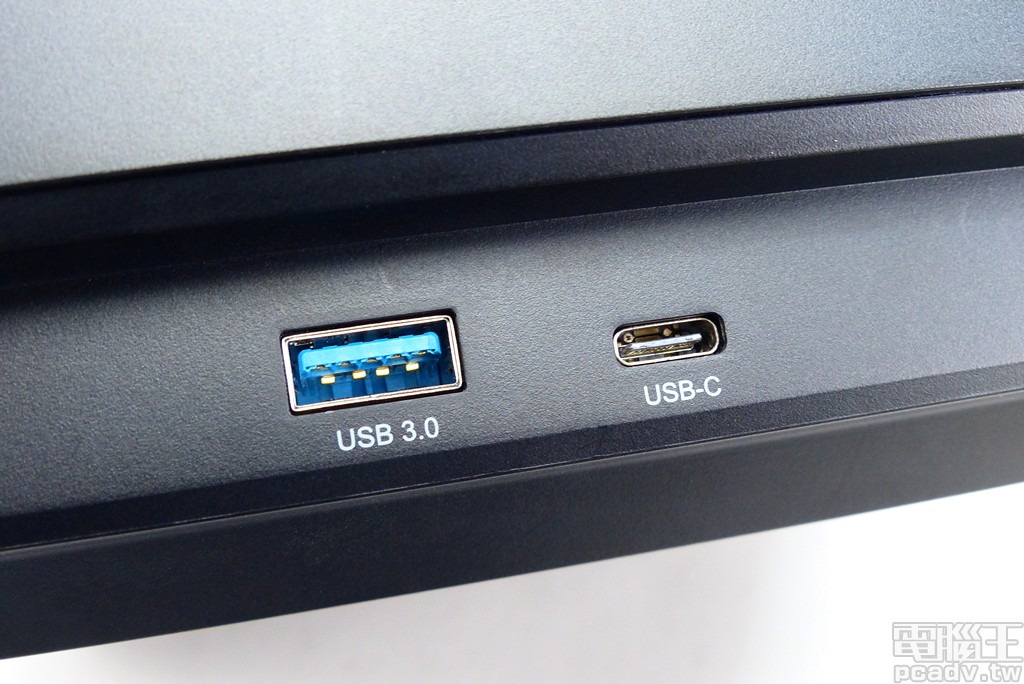 ▲ Archer AX6000 機身右側安排 2 埠 USB 3.1 Gen 1，分別為 Type-A 和 Type-C 形式。