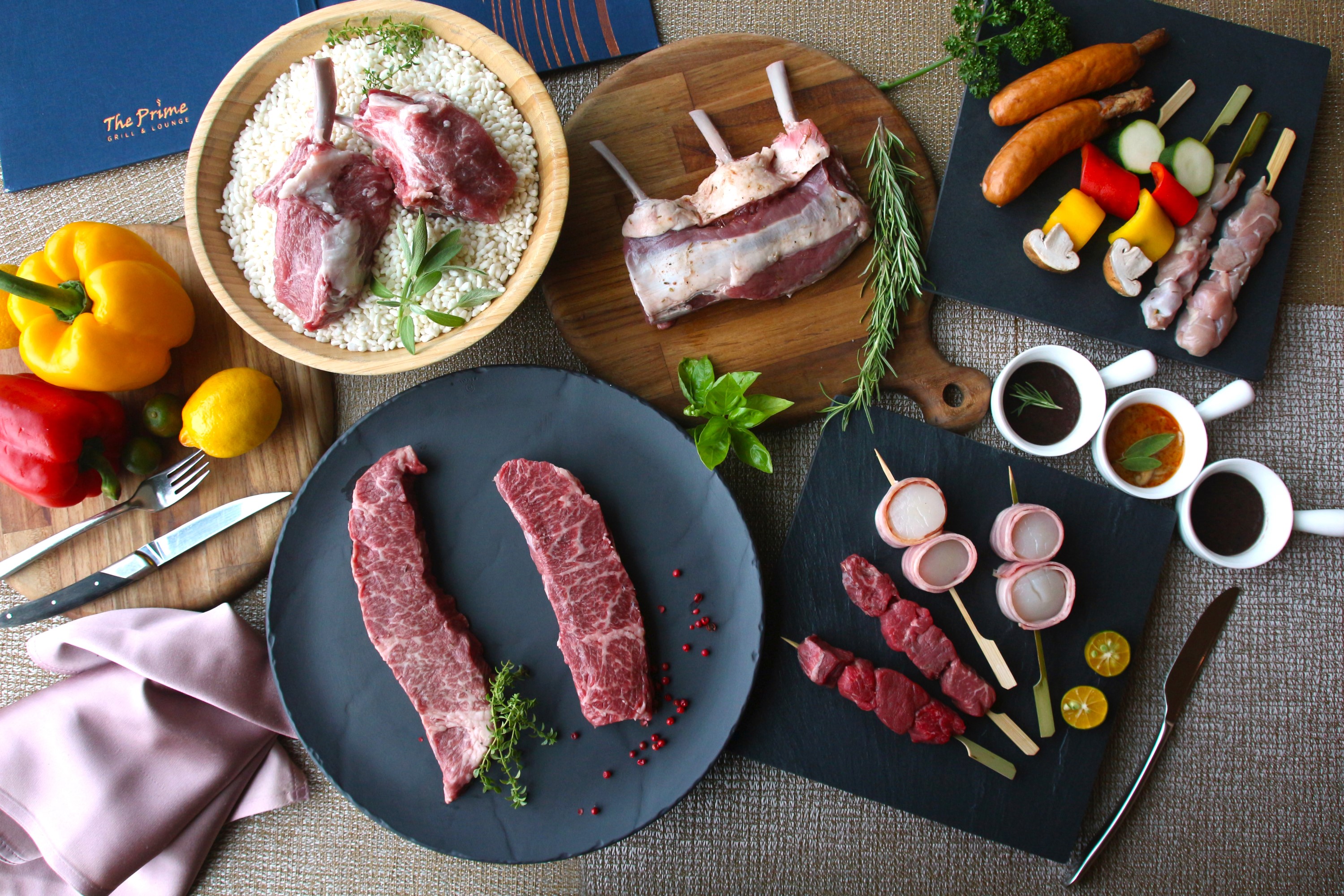 榮獲米其林餐盤推薦殊榮的台中日月千禧酒店24樓極炙牛排館，特別獻出中秋燒烤生鮮食材外賣，日本F1冷藏無骨牛小排、伊比利帶骨豬里肌、紐西蘭法式羊排等頂級肉品，以及烤物組合可自由搭配、方便性十足。（圖片提供/日月千禧）