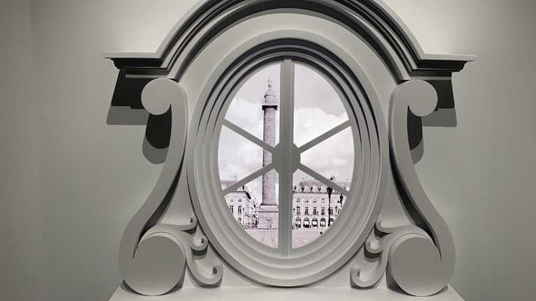 CHANEL《重返1932 Bijoux de Diamants頂級珠寶展》，展場以香奈兒位於巴黎芳登廣場（Place Vendome）成立的珠寶精品店為設計元素，重現由內向外的凝望視角。（圖╱黃偉雄攝影）