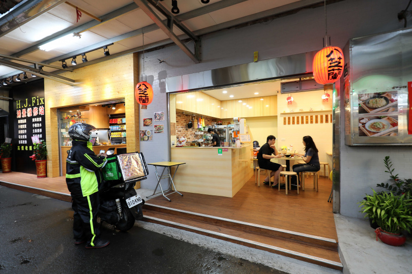 略帶點文青風的「八芝蘭涼麵」，店面雖小但五臟俱全。