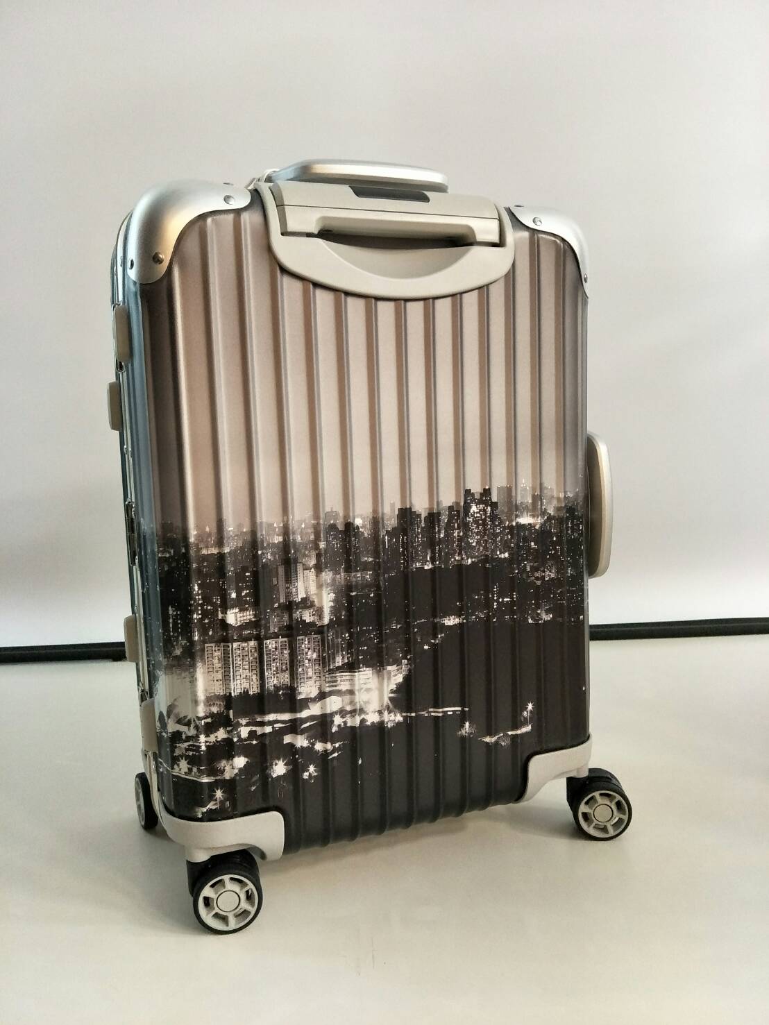 【淘氣寶寶●特價45000】【型號：920.90.05.2】RIMOWA 10th Anniversary in Taiwan登機箱 【來台十周年推出限量款TOPAS登機箱】(台灣公司貨/保固三年)