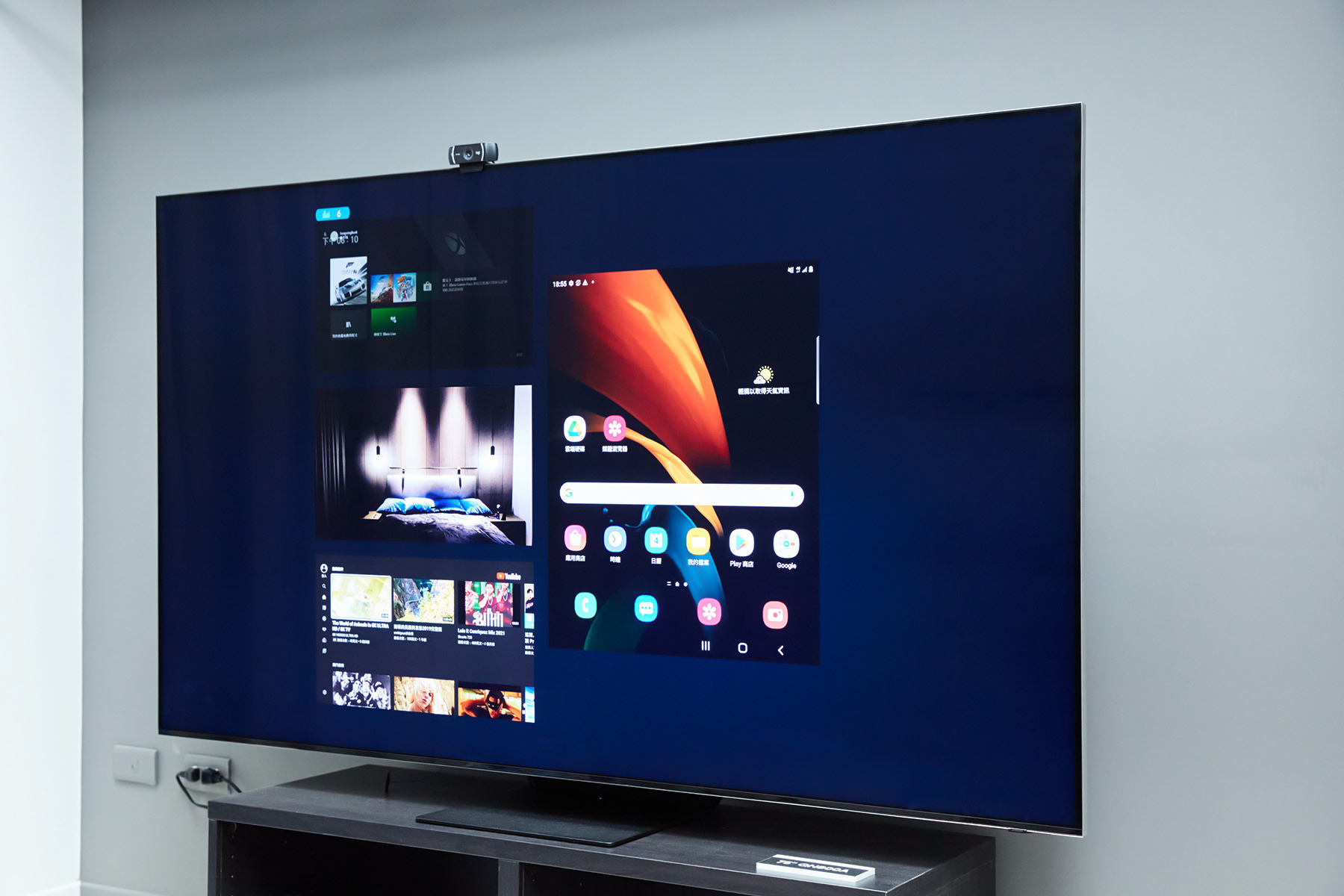 Neo QLED 8K 量子電視更將既有的雙視窗功能，擴增至可同步顯示四組視窗，且能依據當下需求，同時播放其中兩組訊源的聲音，讓用戶不只能一邊玩遊戲一邊看影片，還能利用手機螢幕鏡射功能將手機上網路資訊投放至電視螢幕上，這樣的多工設計確實相當便利。