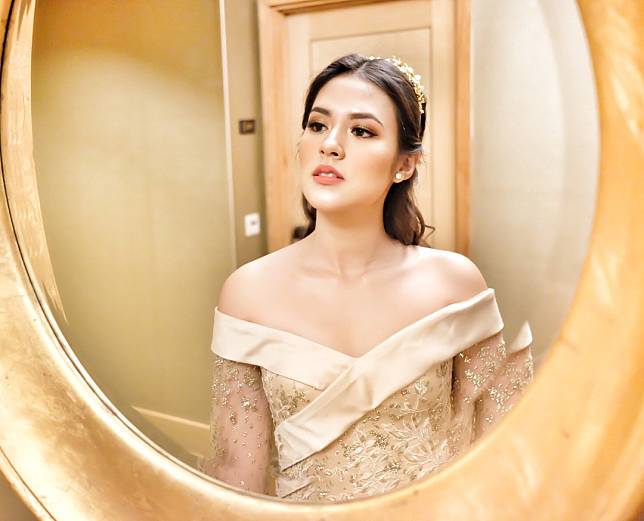 Raisa (@alvasus)   Artikel ini telah tayang di Tribunwow.com dengan judul 5 Gaya Raisa saat Kenakan Dress Emas, Disebut Mirip Belle di Beauty and The Beast, http://wow.tribunnews.com/2018/04/18/5-gaya-raisa-saat-kenakan-dress-emas-disebut-mirip-belle-di-beauty-and-the-beast?page=all&_ga=2.114822919.1424172453.1523946111-1901692863.1521611343. Penulis: Bima Sandria Argasona  Editor: Bima Sandria Argasona