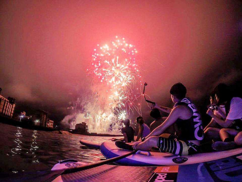 台灣澎湖SUP立槳衝浪體驗—夜划海上看煙火。（圖／KKDAY提供）